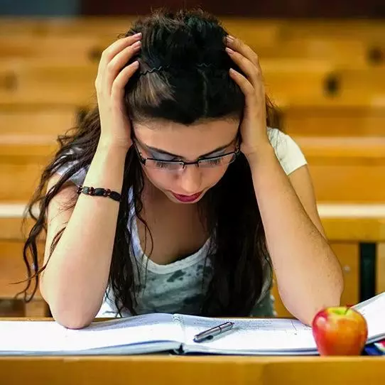 Mal di testa costante studente studente mal di testa